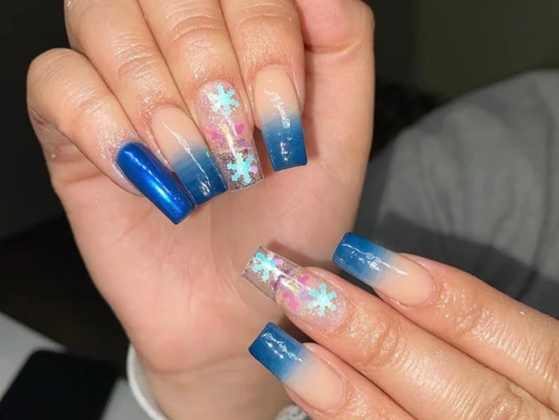 12 Nail Art Warna Biru, Kekinian dan bikin Kuku Tampak Modis