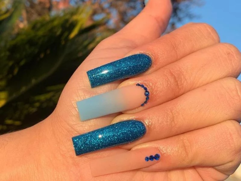 12 Nail Art Warna Biru, Kekinian dan bikin Kuku Tampak Modis