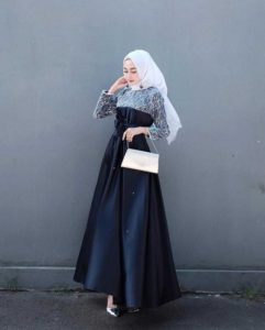 10 Warna Jilbab yang Cocok dengan Baju Navy