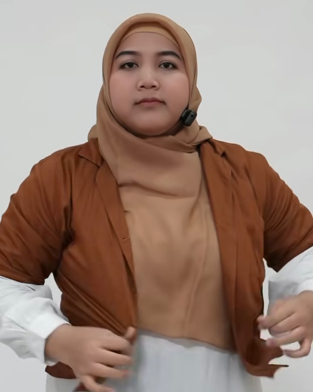 Bu Lingga - Biodata, Profil, Fakta, Umur, Agama, Suami, Karier